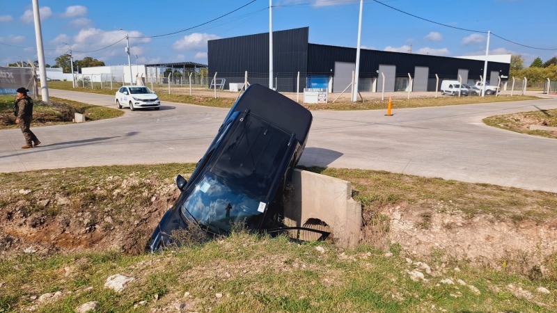 Cayeron a una zanja tras un violento choque